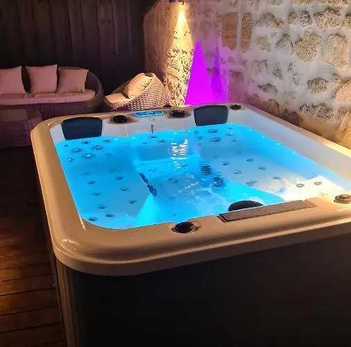 Rousseau - Jacuzzi & Cinema Dans