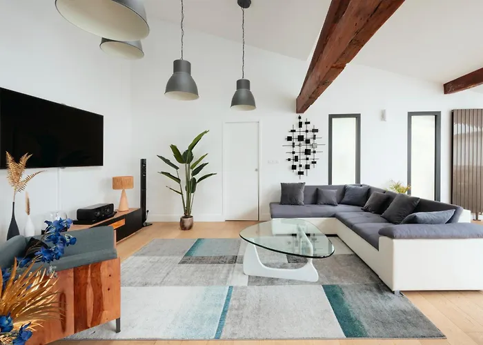 Rousseau - Jacuzzi & Cinema Dans *