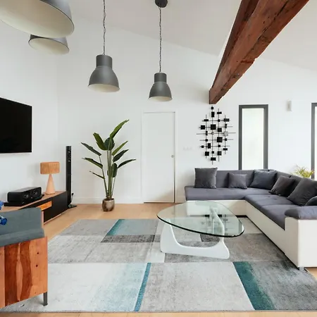 Rousseau - Jacuzzi & Cinema Dans *