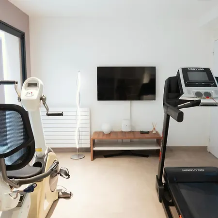 Rousseau - Jacuzzi & Cinema Dans * Бордо